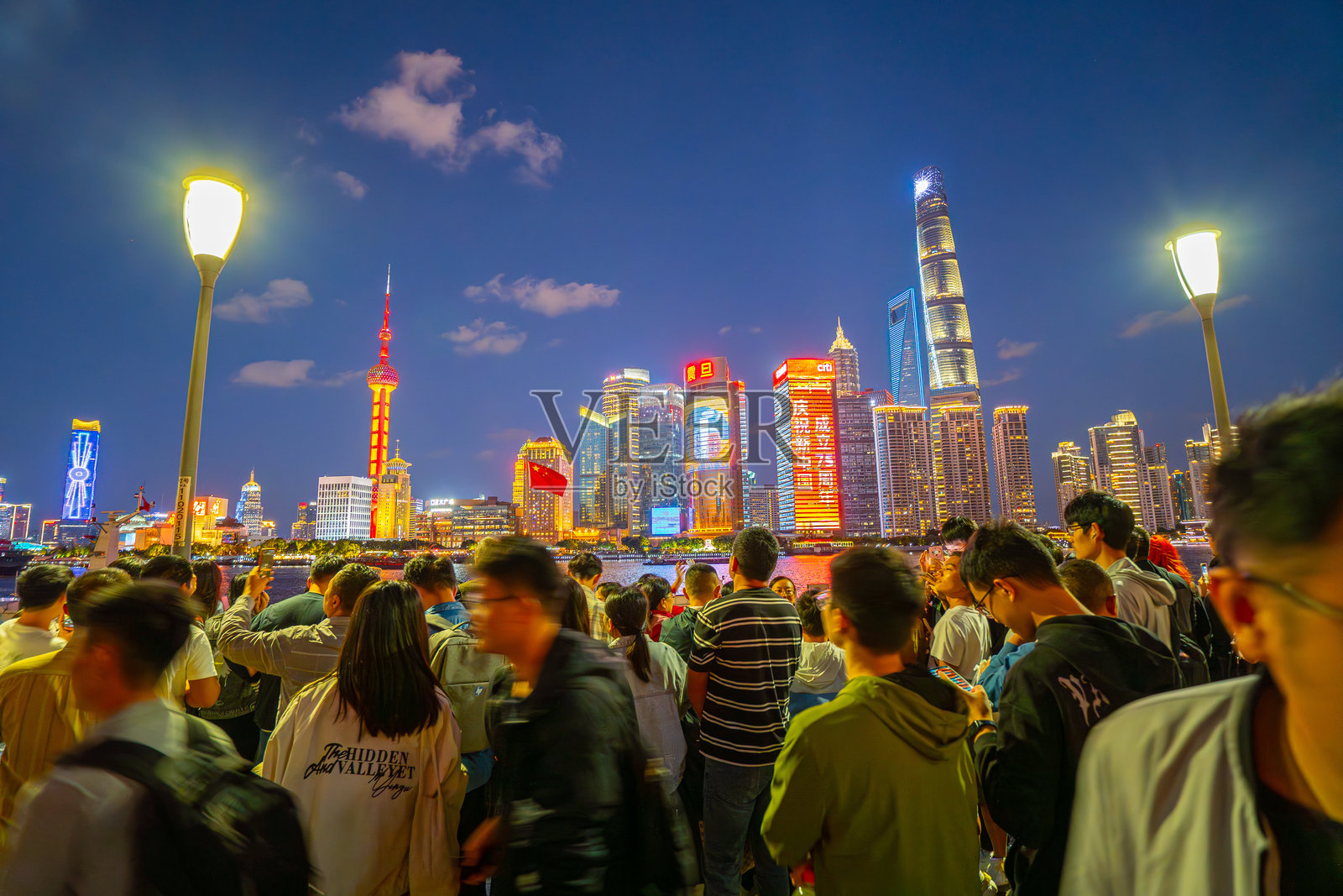 游客在中国上海的外滩夜景中照片摄影图片