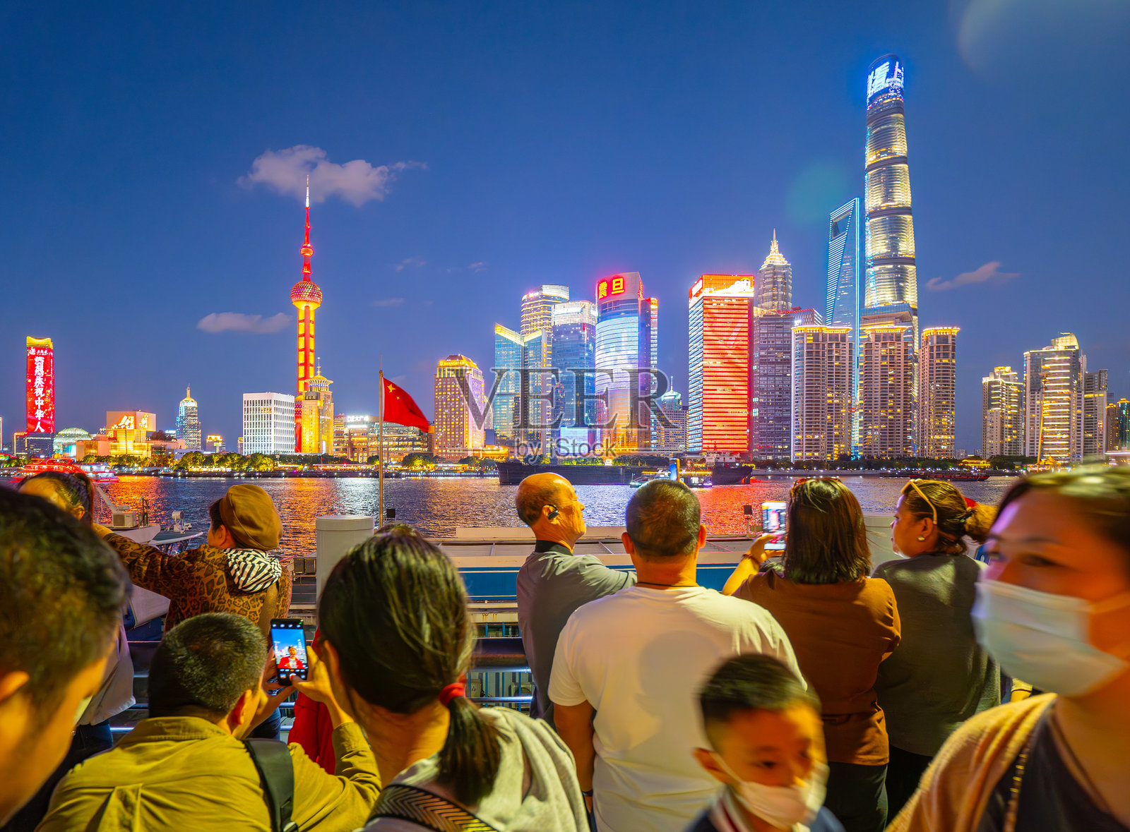 夜晚的上海外滩游客照片摄影图片