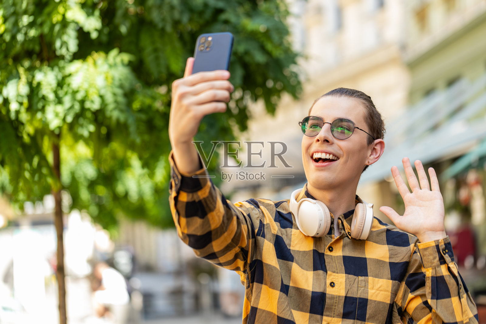 快乐的男博主用智能手机自拍，与订阅者进行在线视频通话照片摄影图片