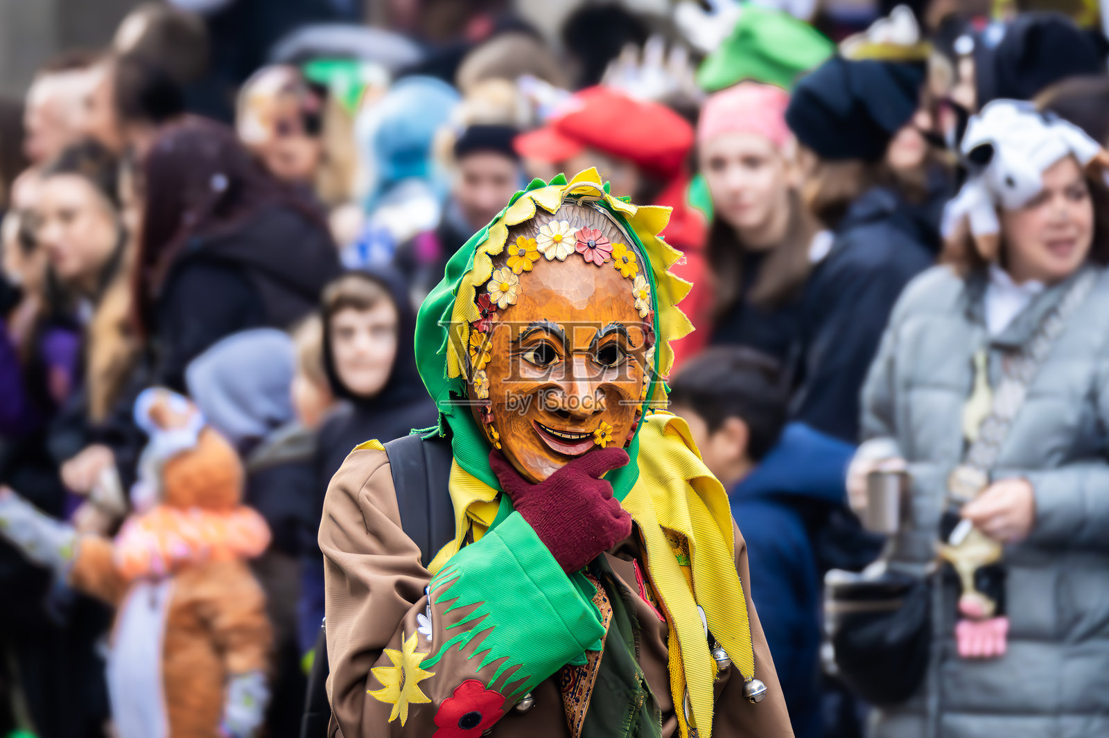 模糊背景下的狂欢节面具照片摄影图片