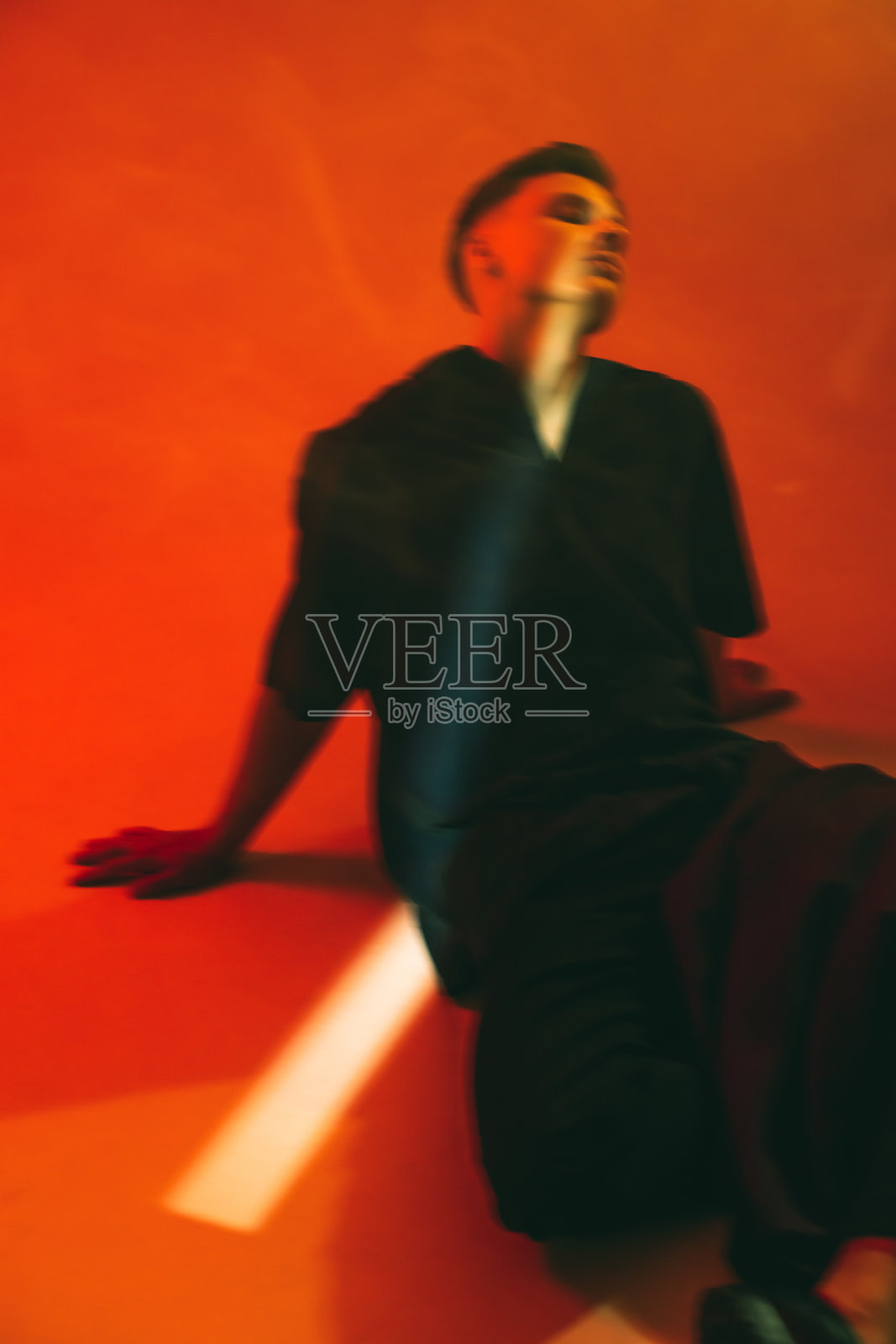 工作室中的男子。霓虹灯。剪影。艺术肖像照片摄影图片