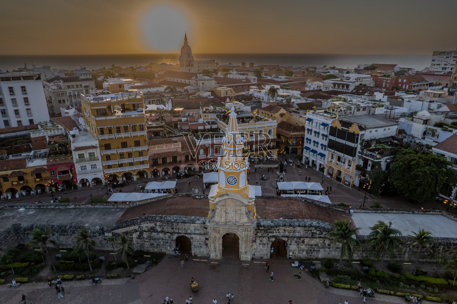 美丽的卡塔赫纳城市空中视角，展示了殖民时期的城墙和钟楼纪念碑。照片摄影图片