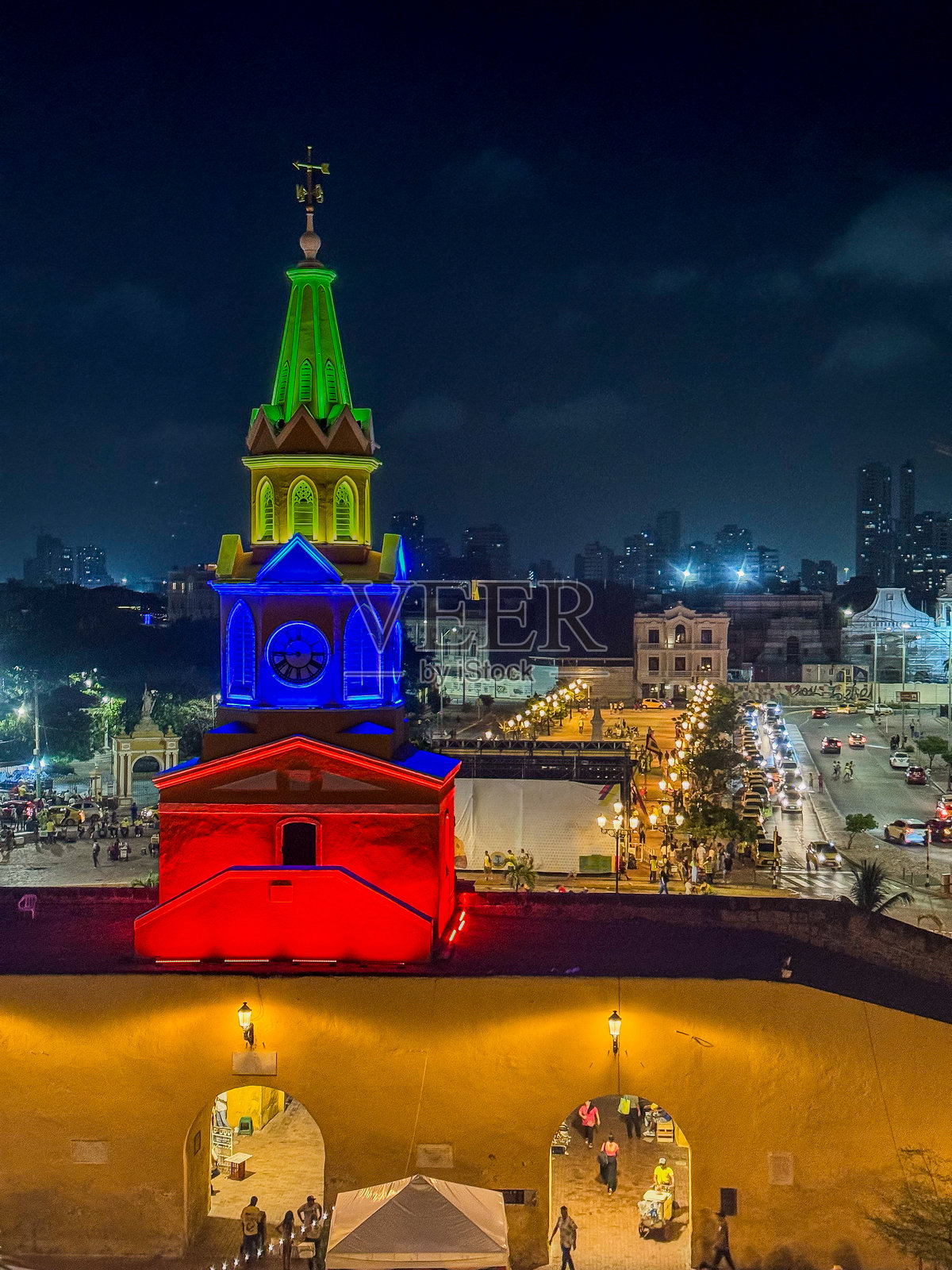 美丽的卡塔赫纳城市空中视角，展示了殖民时期的城墙和钟楼纪念碑。照片摄影图片