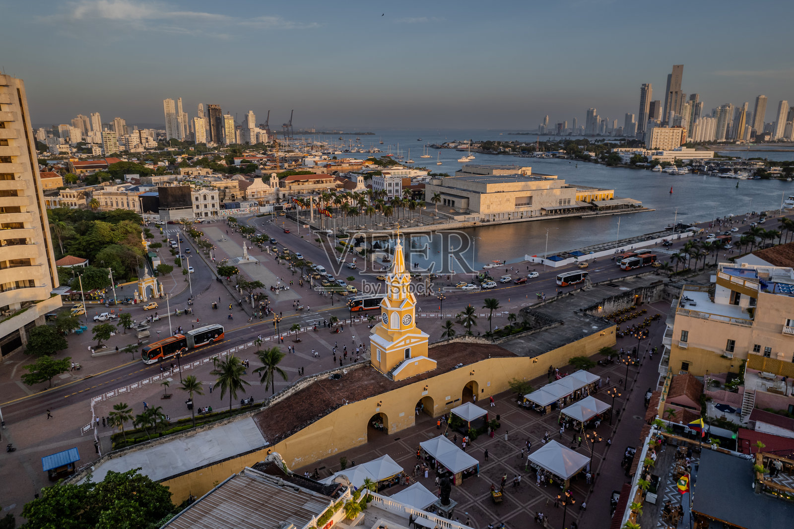 美丽的卡塔赫纳城市空中视角，展示了殖民时期的城墙和钟楼纪念碑。照片摄影图片