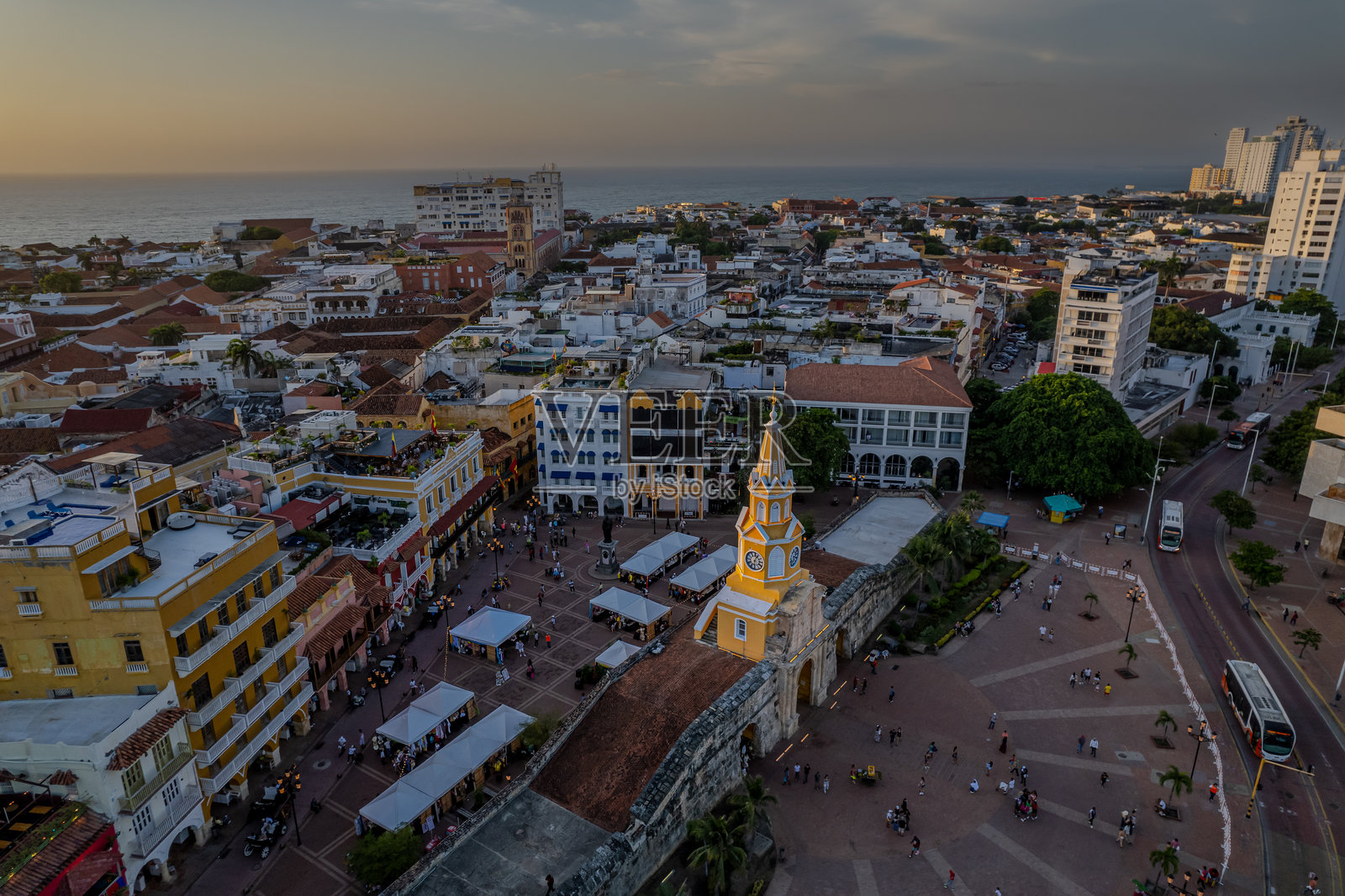 美丽的卡塔赫纳城市空中视角，展示了殖民时期的城墙和钟楼纪念碑。照片摄影图片