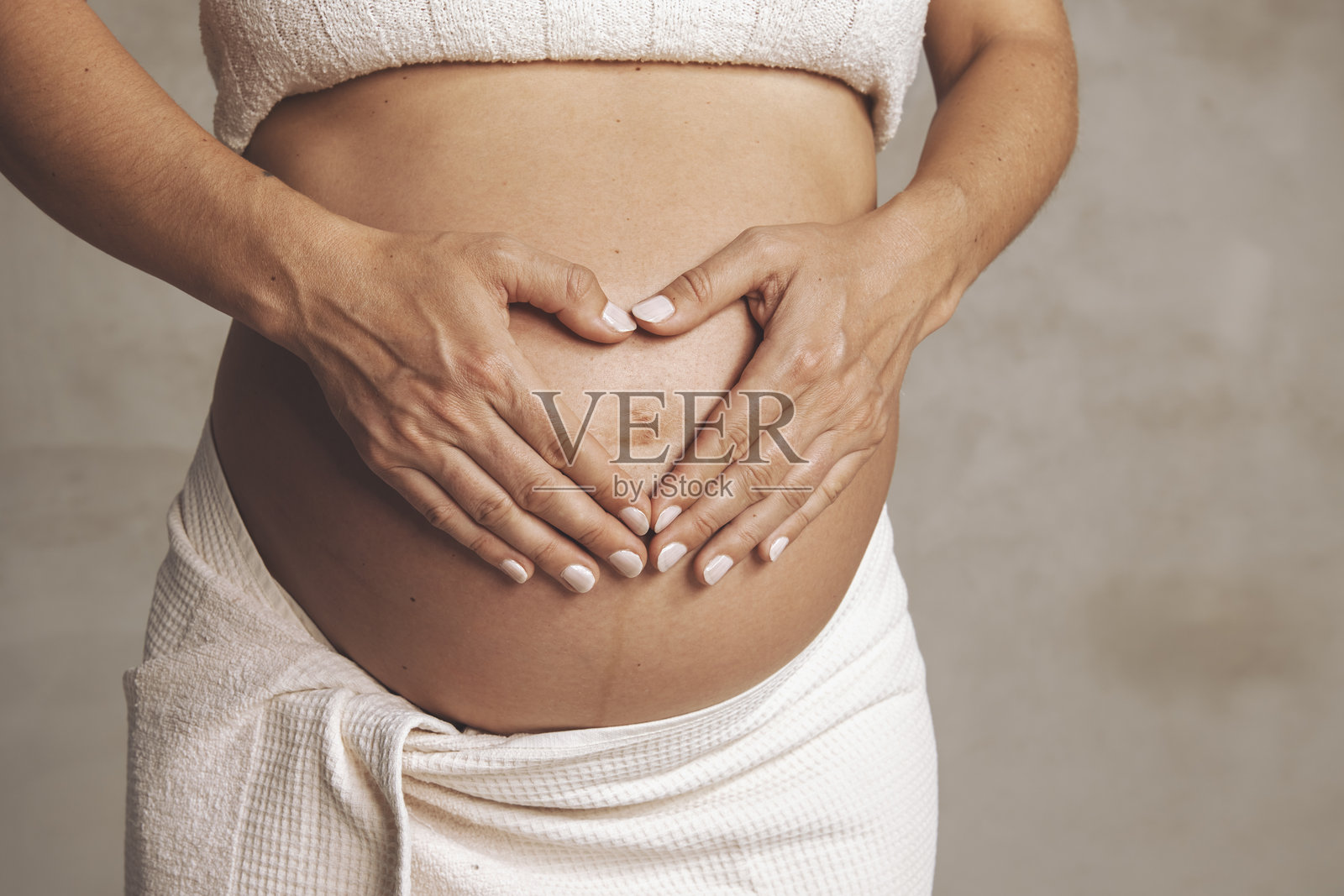 真挚的孕妇肖像：在宁静的工作室环境中充满爱与期待照片摄影图片