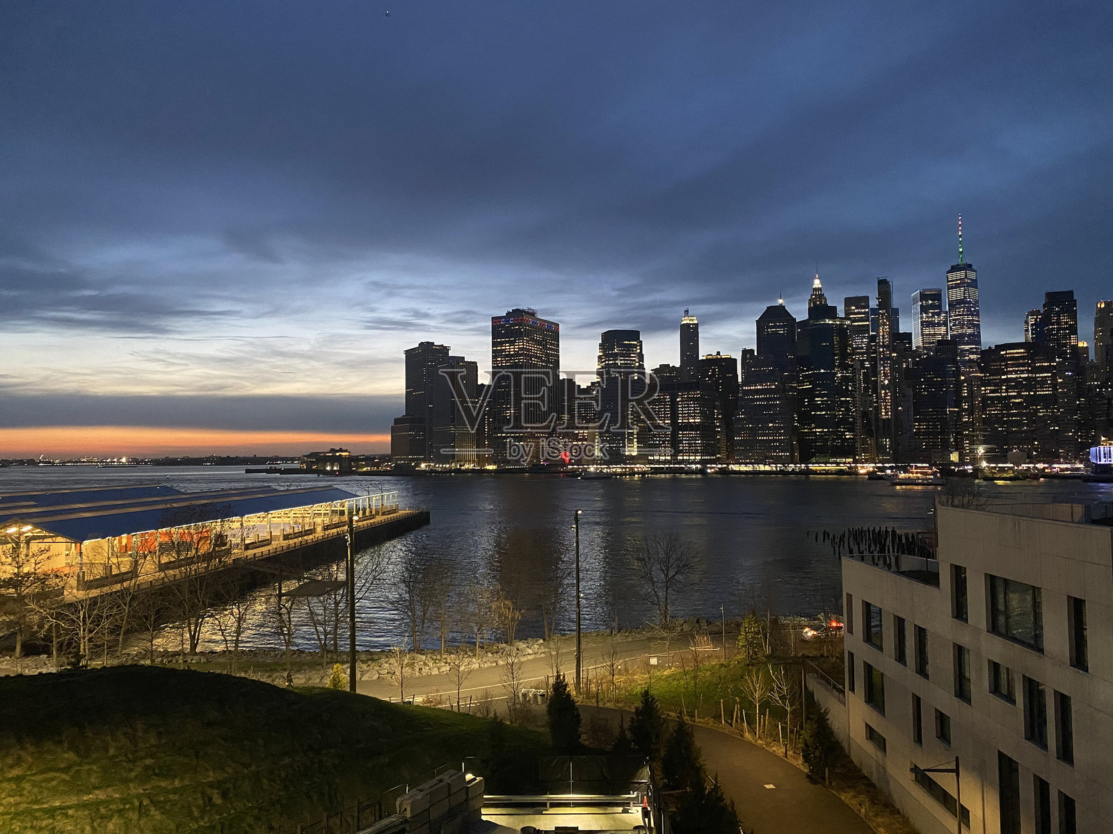 曼哈顿的黄昏倒影照片摄影图片