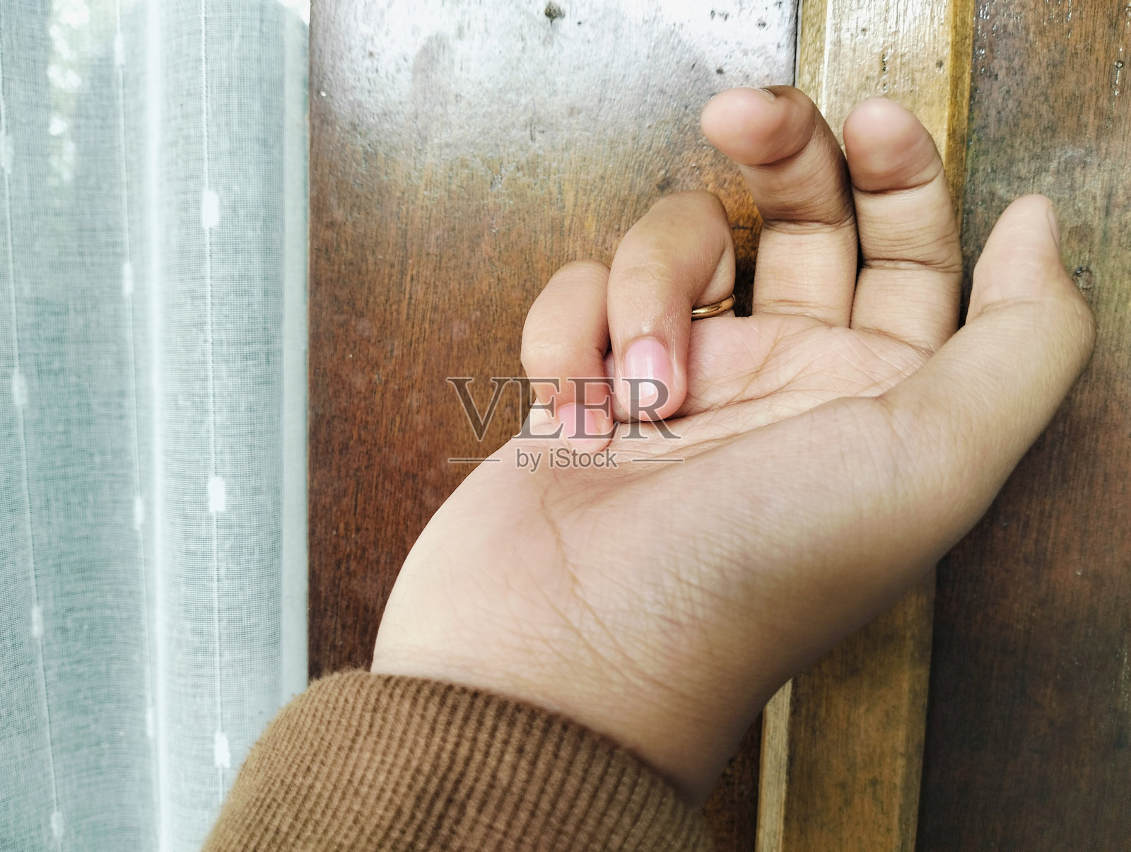 手敲木门照片摄影图片