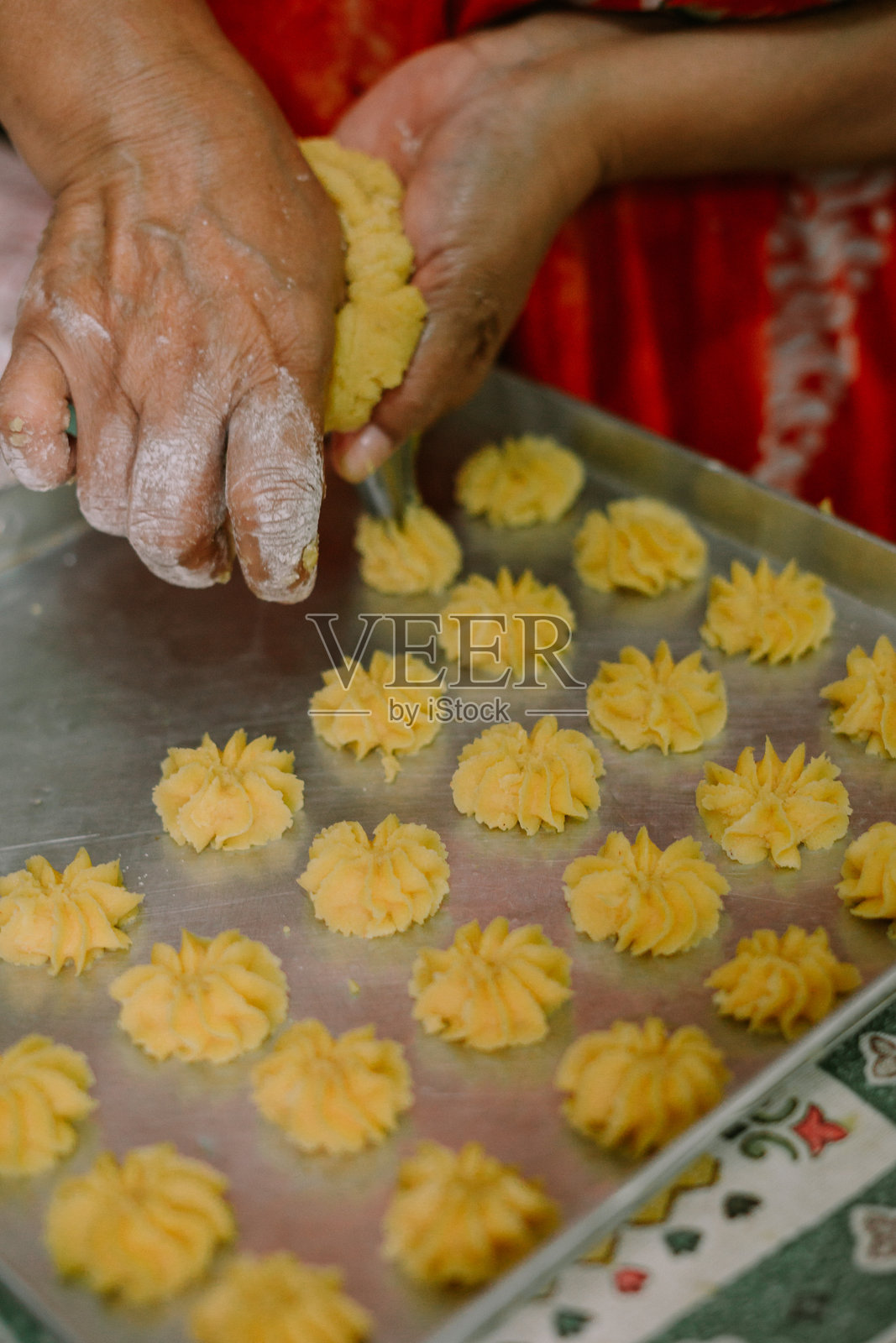 一个形状像花的注射器蛋糕，中间填充果酱或葡萄干。Semprit蛋糕是一种开斋节蛋糕。照片摄影图片