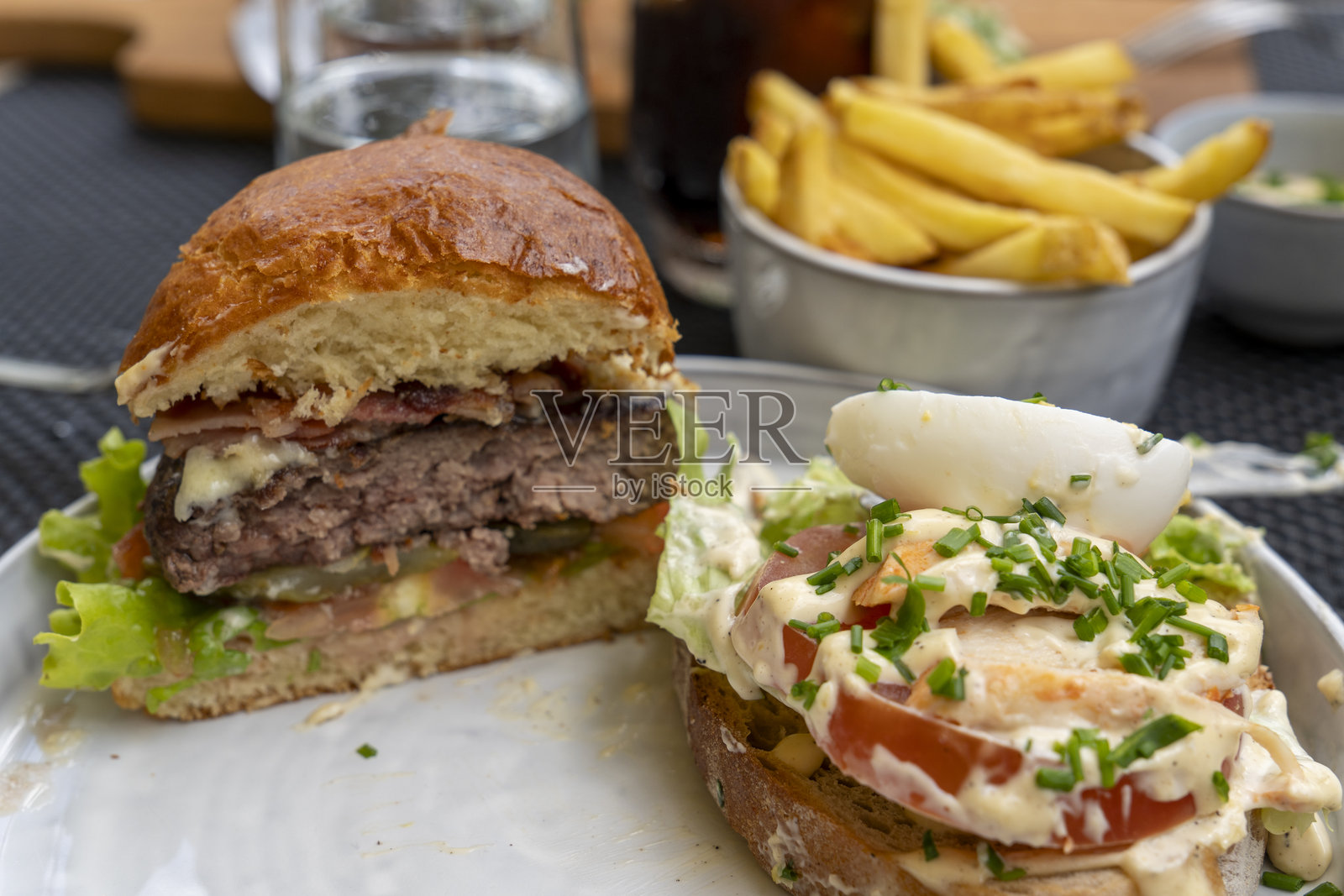 美式芝士汉堡，配新鲜沙拉和薯条，使用来自亚速尔群岛的牛肉照片摄影图片