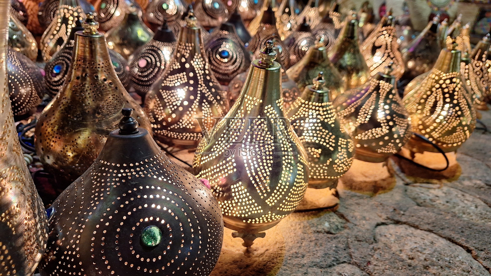 传统阿拉伯铜灯的特写，展示在商店橱窗中供游客欣赏照片摄影图片