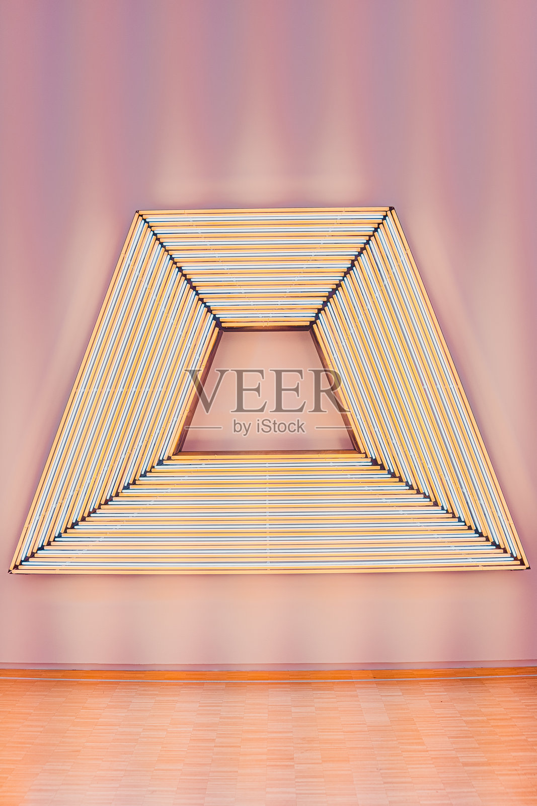 霓虹灯管呈现出一种有趣的形状照片摄影图片