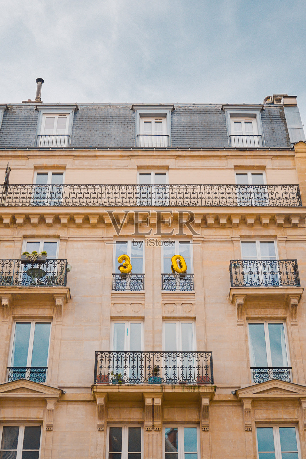 新古典主义巴洛克建筑外立面，配有金色气球，适合30岁生日派对照片摄影图片