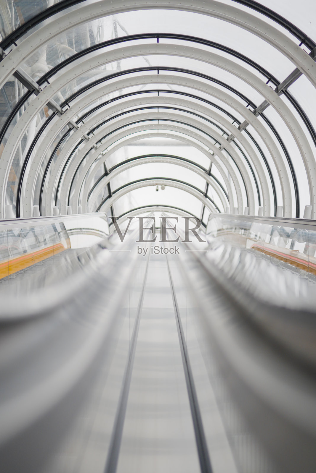圆形玻璃隧道施工，两个自动扶梯同步运行照片摄影图片