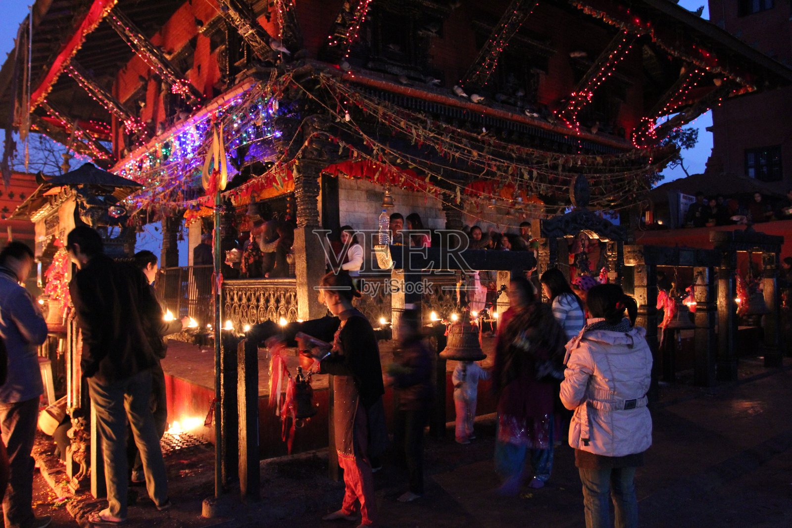 祈祷灯。尼泊尔戈尔卡的马纳卡马纳寺。照片摄影图片