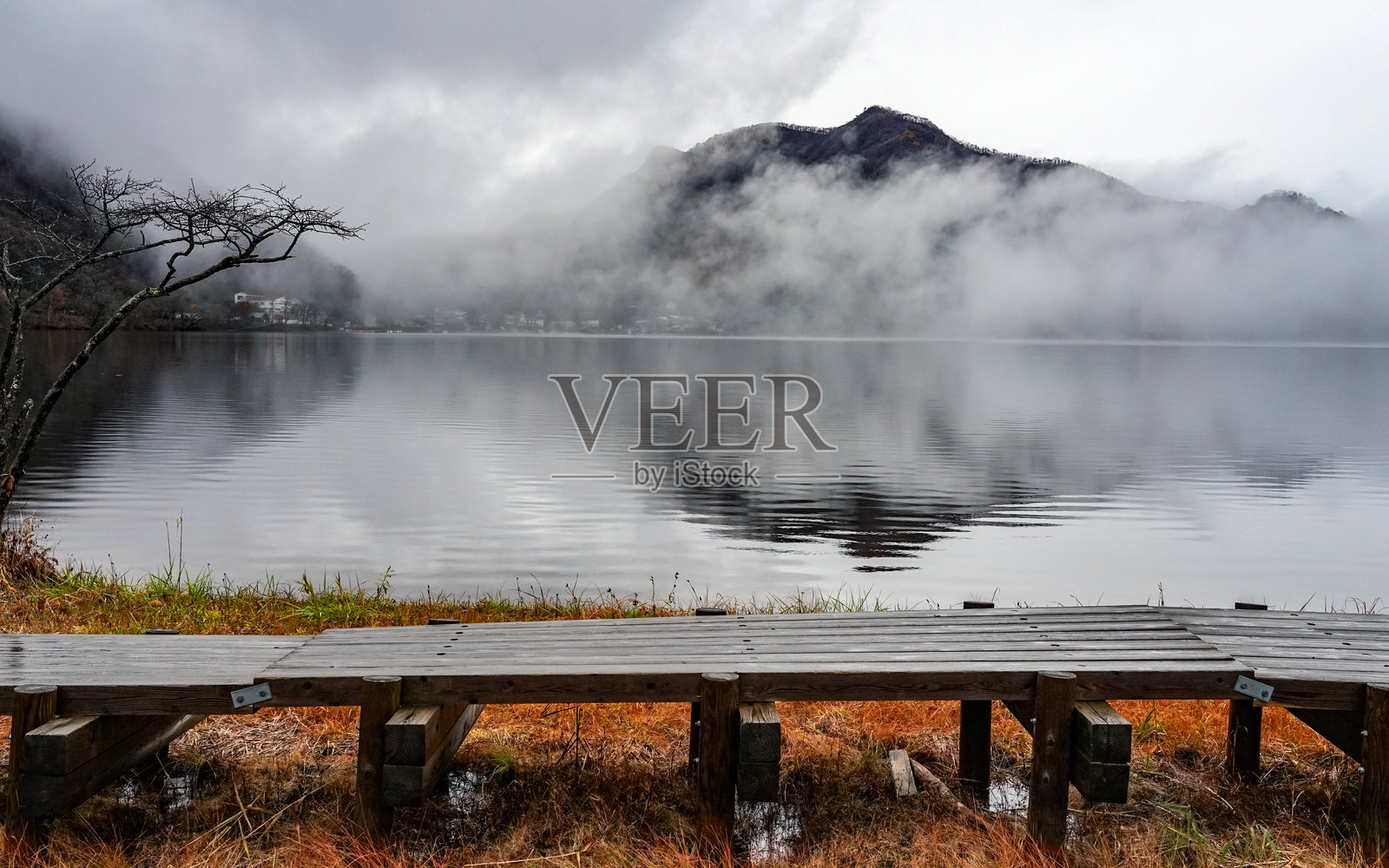 榛名湖的雾霭秋景（日本群马县高崎市榛名町）照片摄影图片