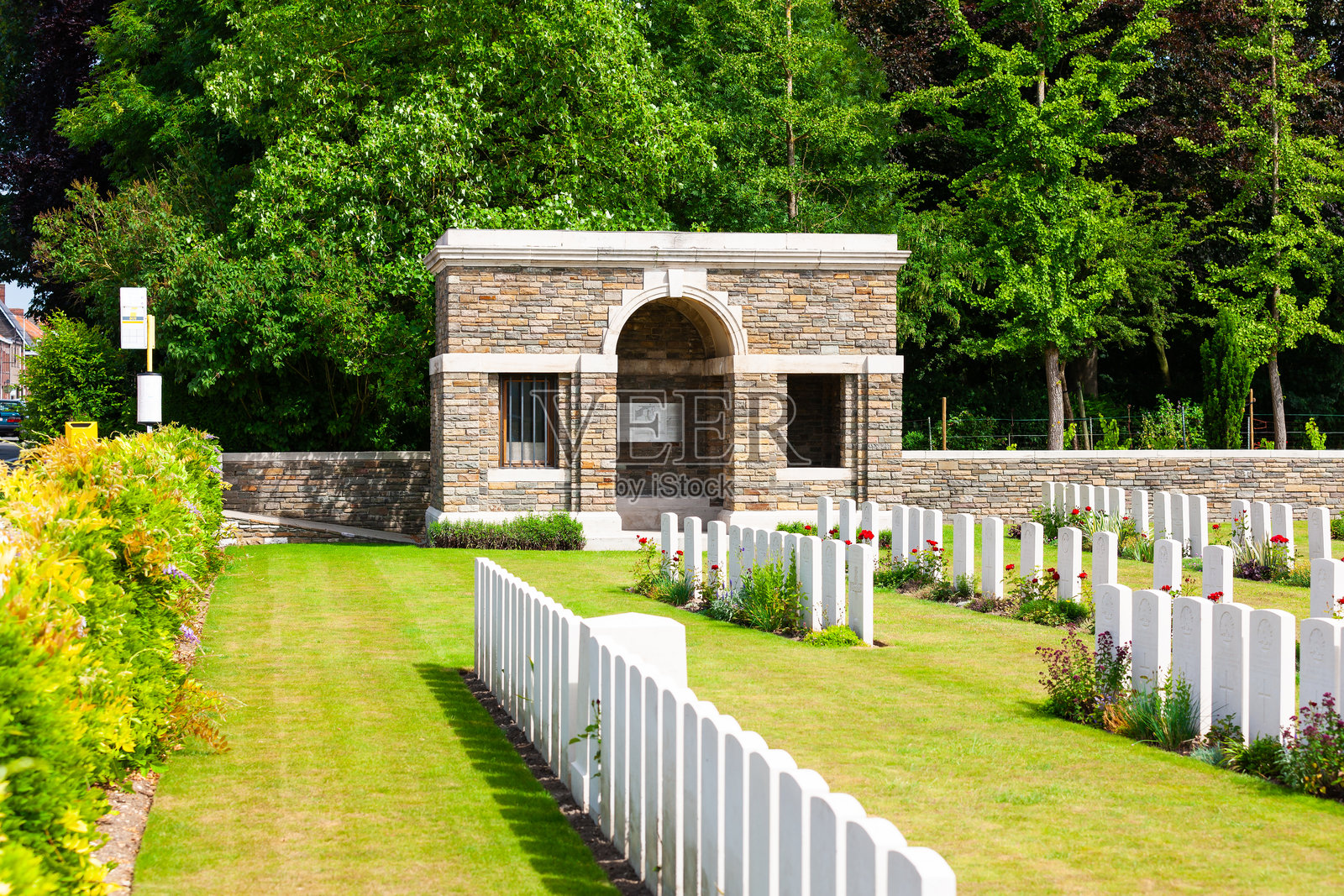 比利时伊普尔的梅宁路南军事公墓，位于梅宁路沿线。照片摄影图片