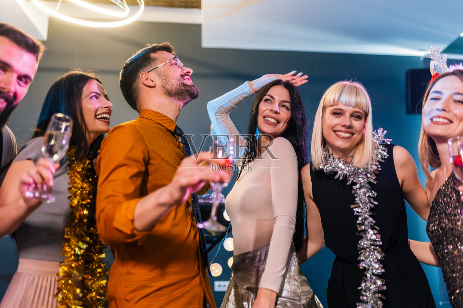 一群朋友在夜总会聚会。照片摄影图片