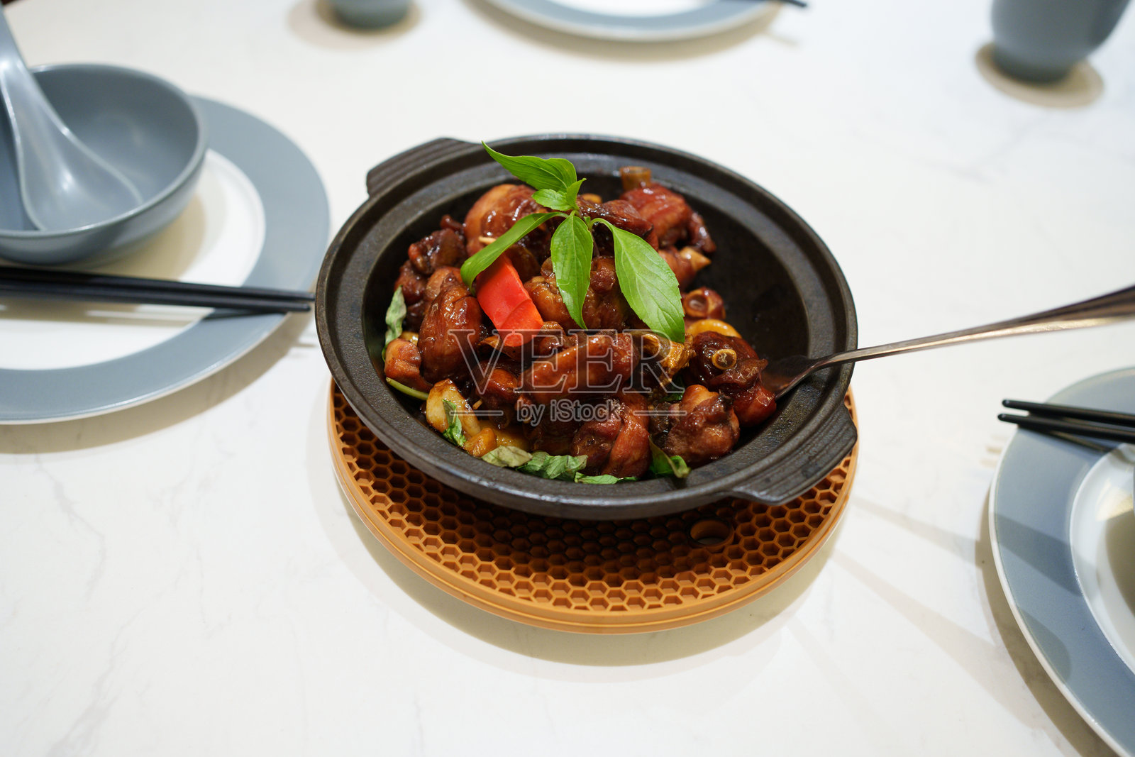 中式菜肴，红烧鸡块照片摄影图片