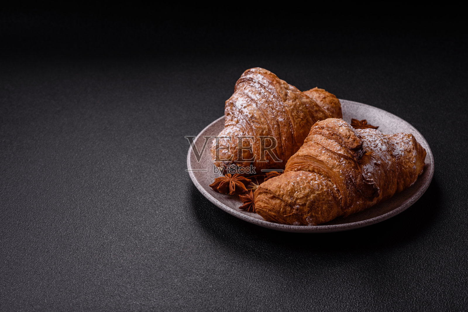 美味酥脆的巧克力甜可颂照片摄影图片