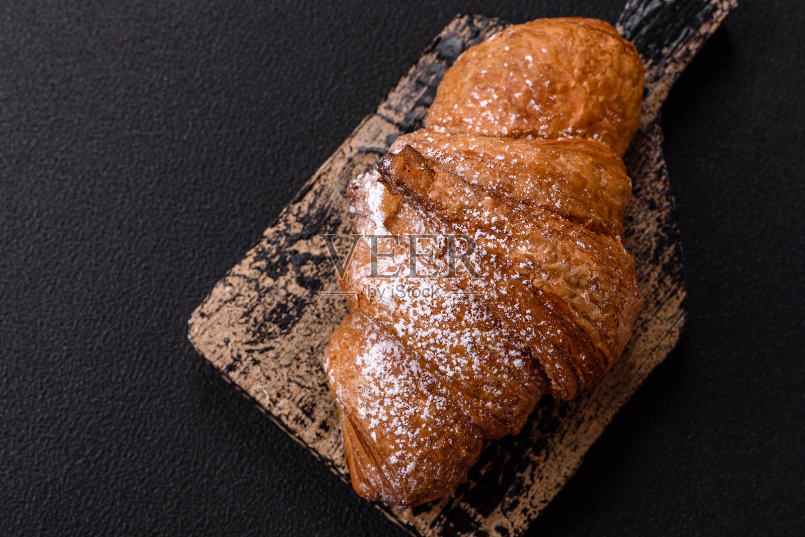 美味酥脆的巧克力甜可颂照片摄影图片