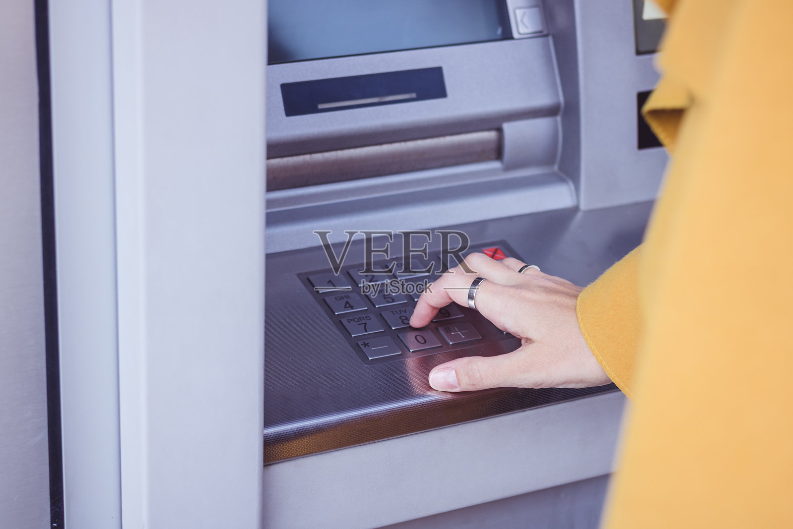 女人在自动取款机上输入的手部特写照片摄影图片