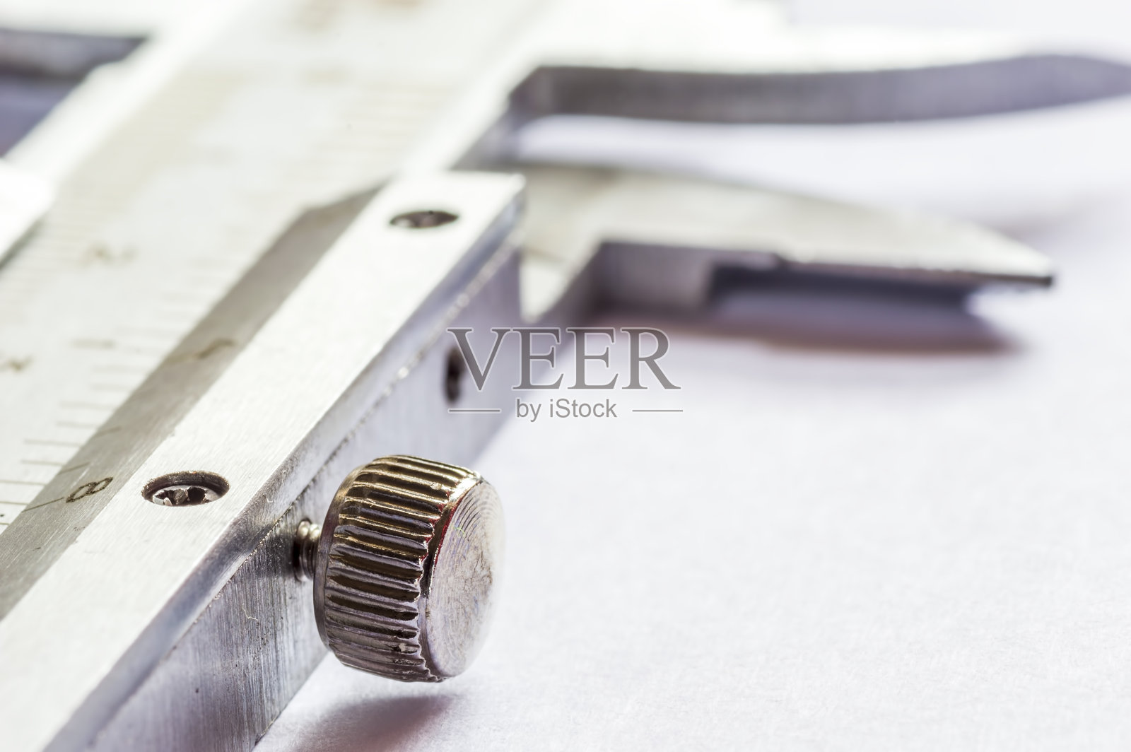 桌子上的游标卡尺特写照片摄影图片