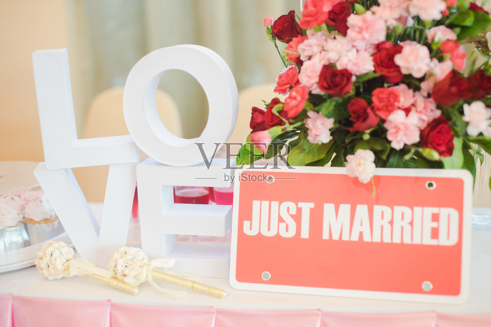 婚礼期间桌上玫瑰旁的文字特写照片摄影图片