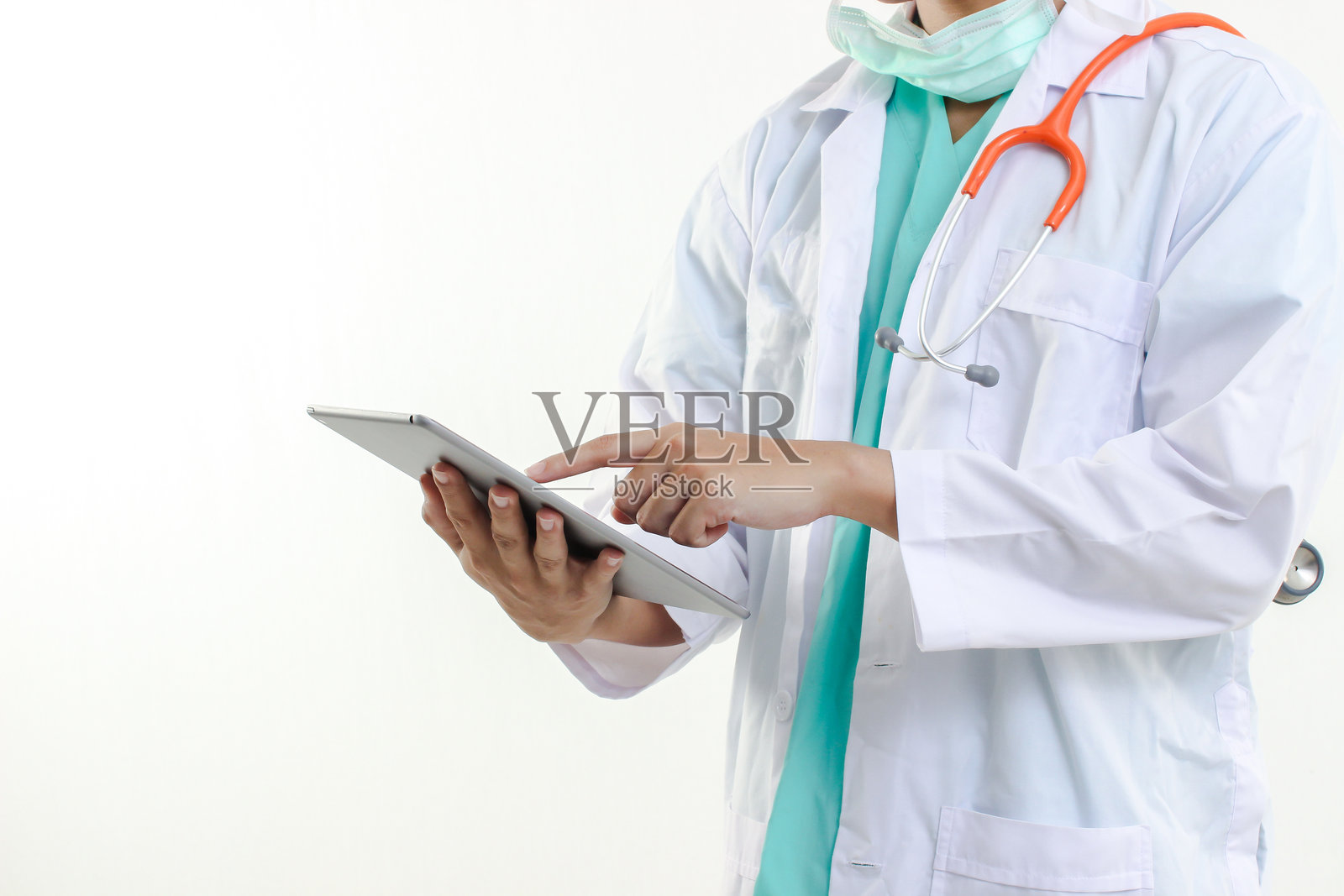 医生在白色背景前使用数字平板的中部特写照片摄影图片