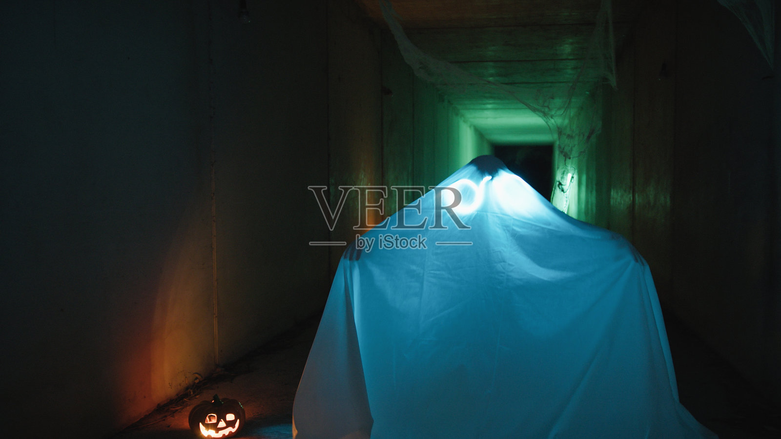 夜晚升起的幽灵照片摄影图片