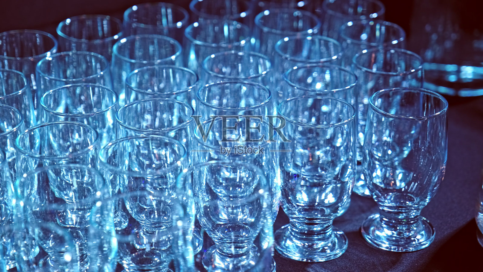 为正式会议企业活动宴会准备的饮料杯照片摄影图片