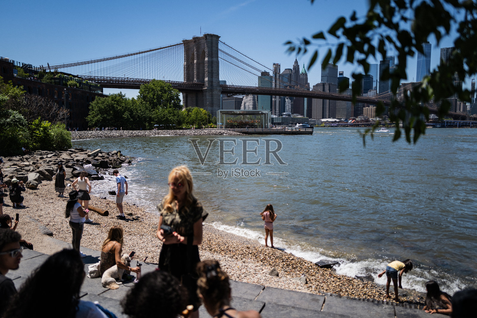 纽约市的城市生活：游客在Dumbo区照片摄影图片