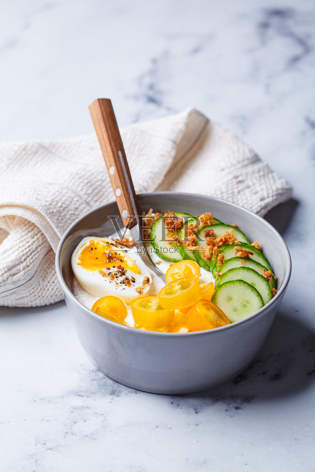 美味的奶酪碗，配有鸡蛋、西红柿和黄瓜。照片摄影图片