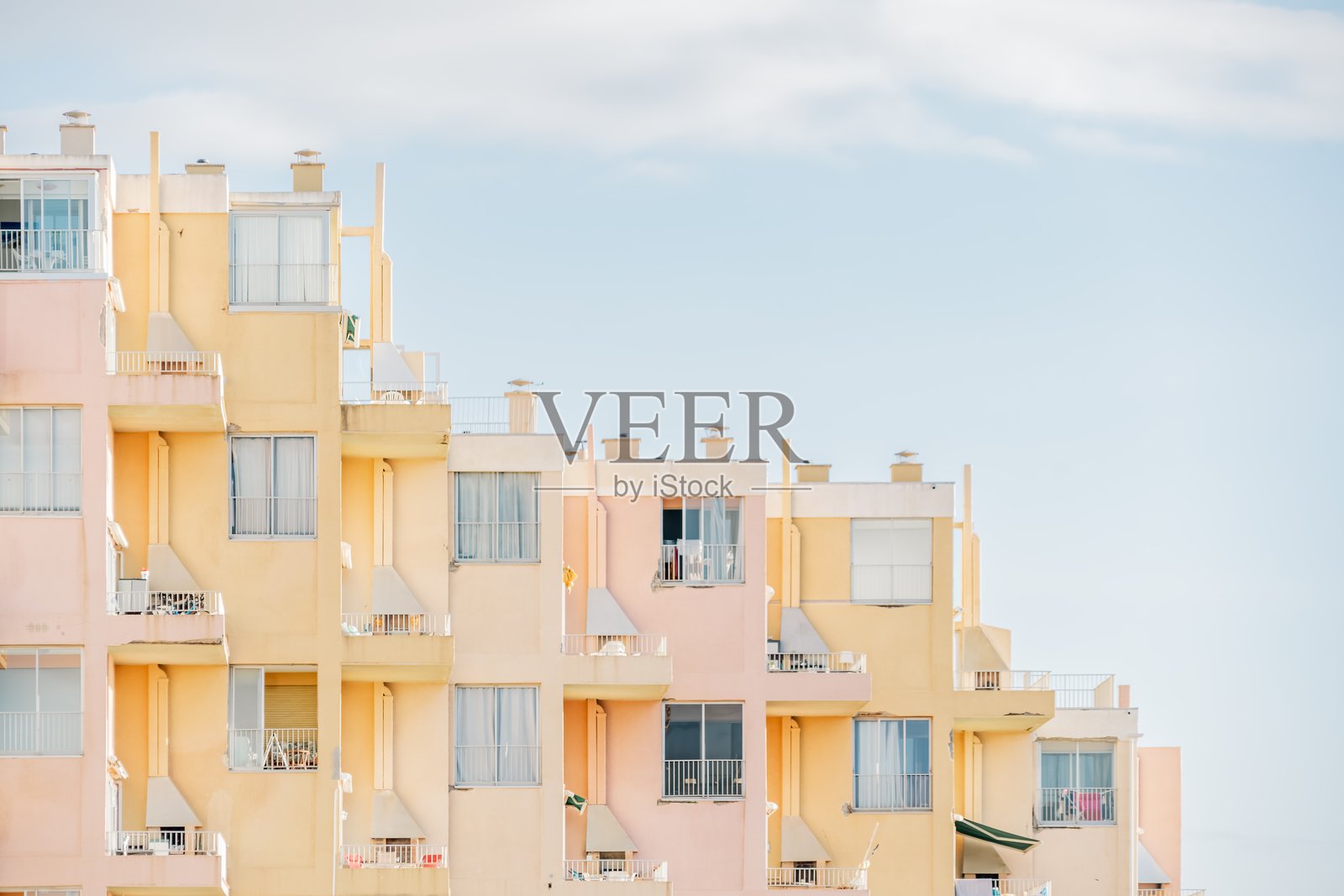 公寓住宅和房屋住宅建筑群。现代多层住宅楼，采用柔和色彩，位于主要为游客服务的住宅综合体中。照片摄影图片