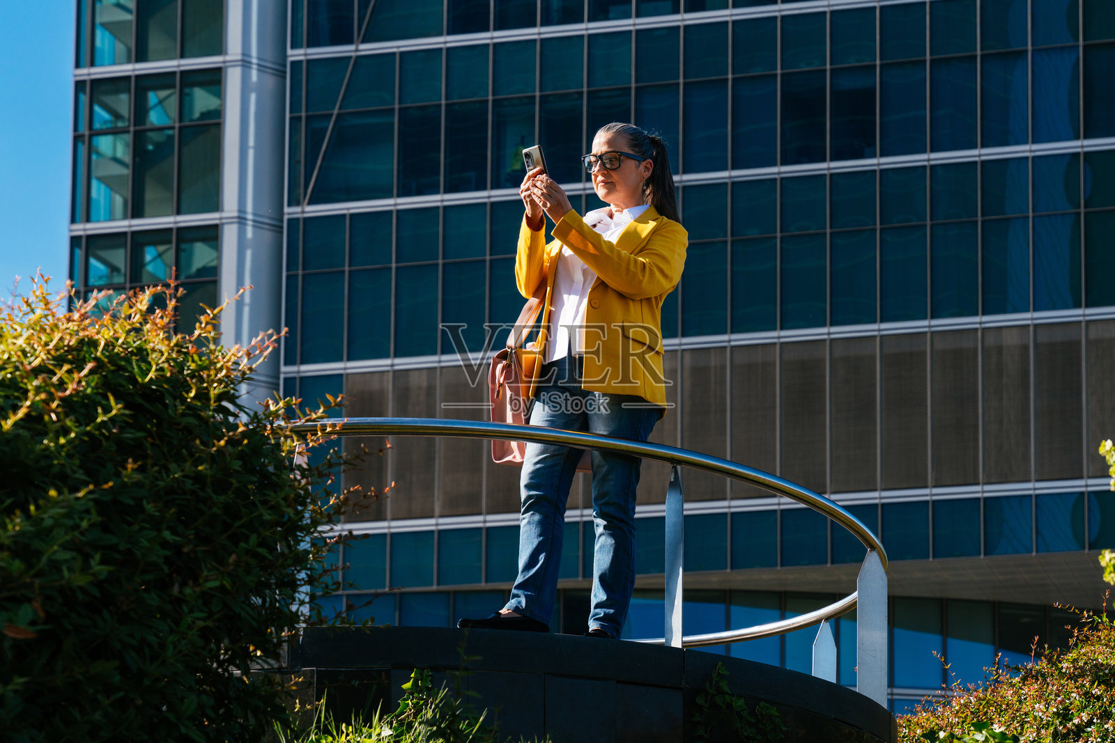 身穿商务休闲服装的资深女商人在城市中照片摄影图片