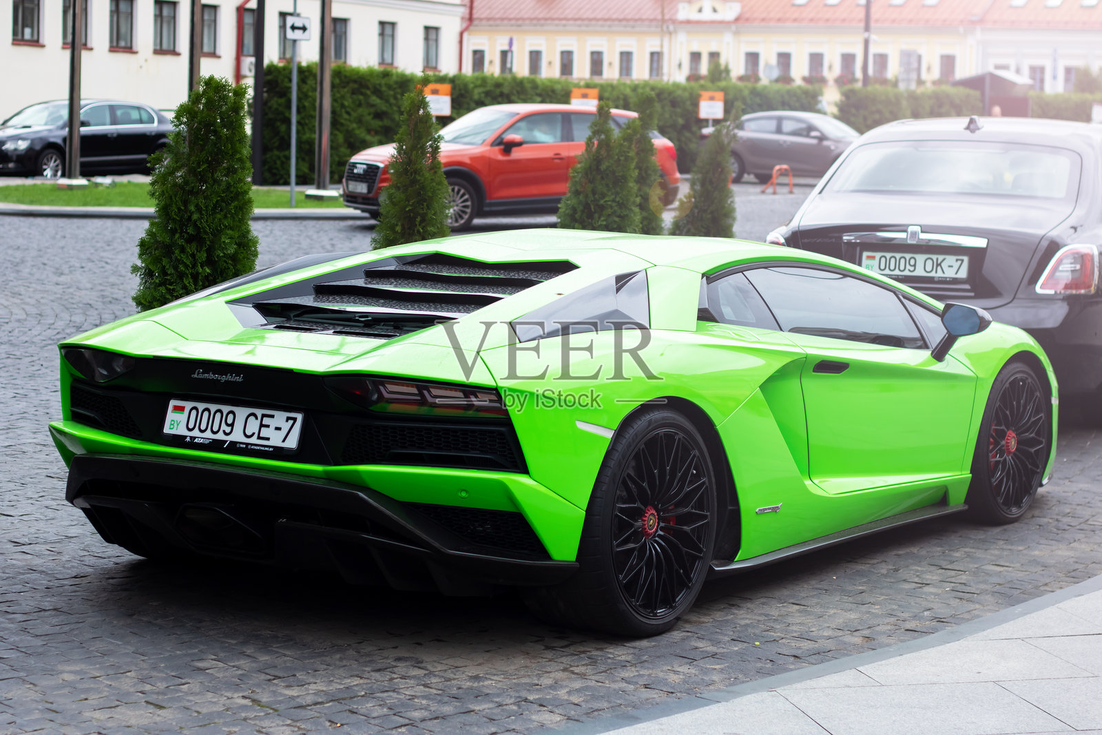 白俄罗斯明斯克，2023年10月6日：亮绿色兰博基尼照片摄影图片