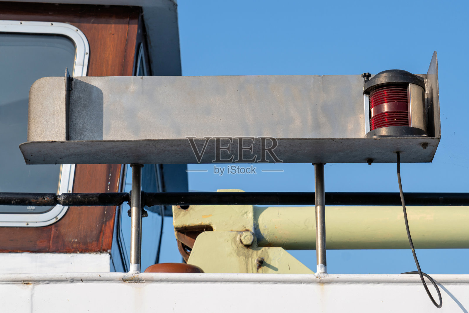 船上红色港口导航灯照片摄影图片