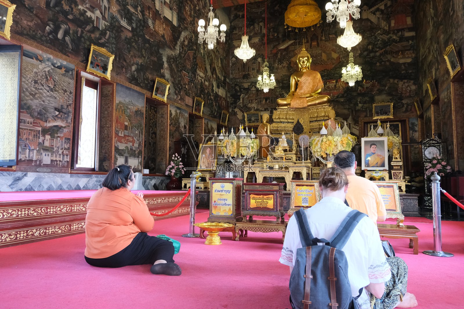 在泰国曼谷的郑王庙内祈祷的人们照片摄影图片
