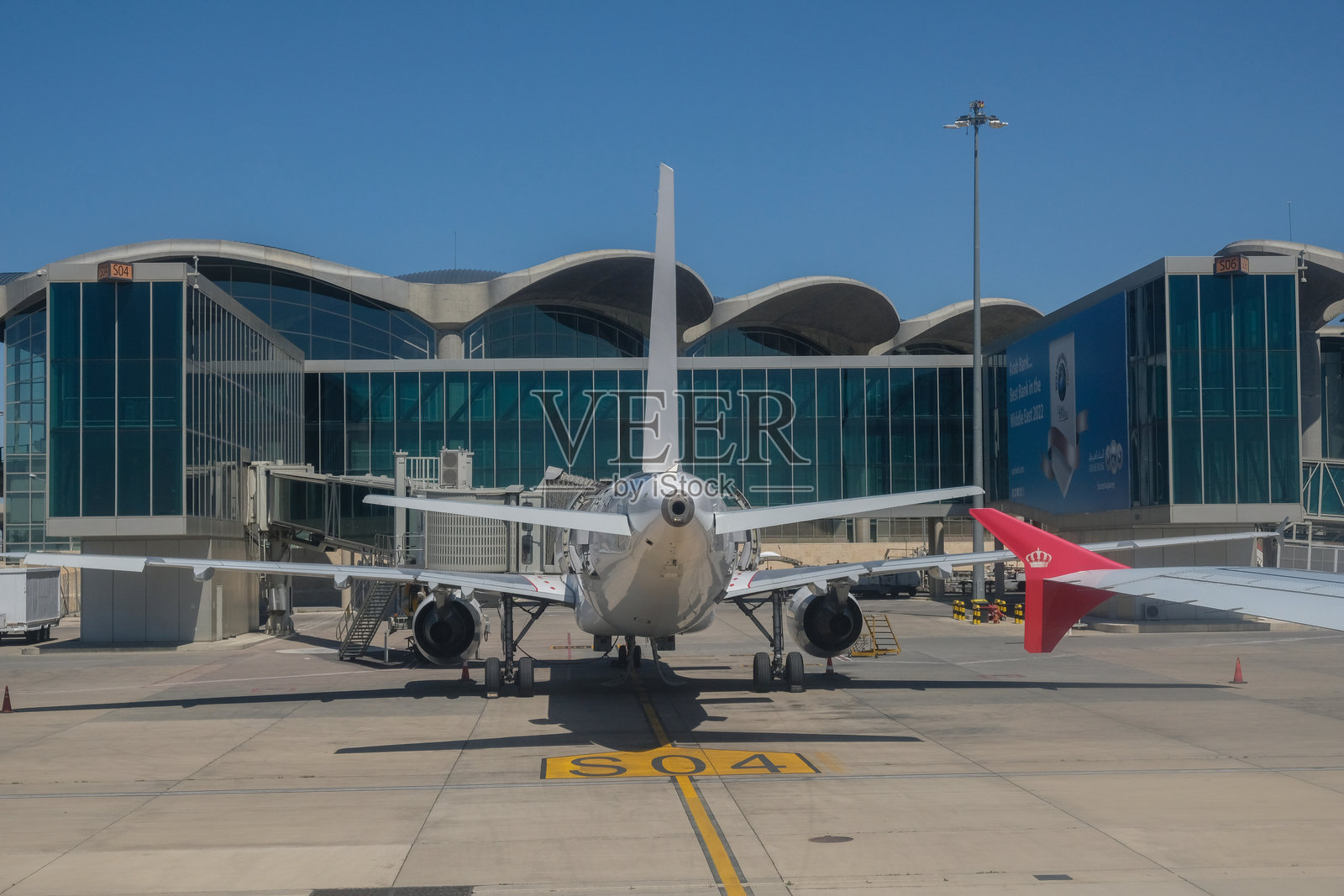 约旦皇家航空飞机在安曼阿勒娅王后机场照片摄影图片