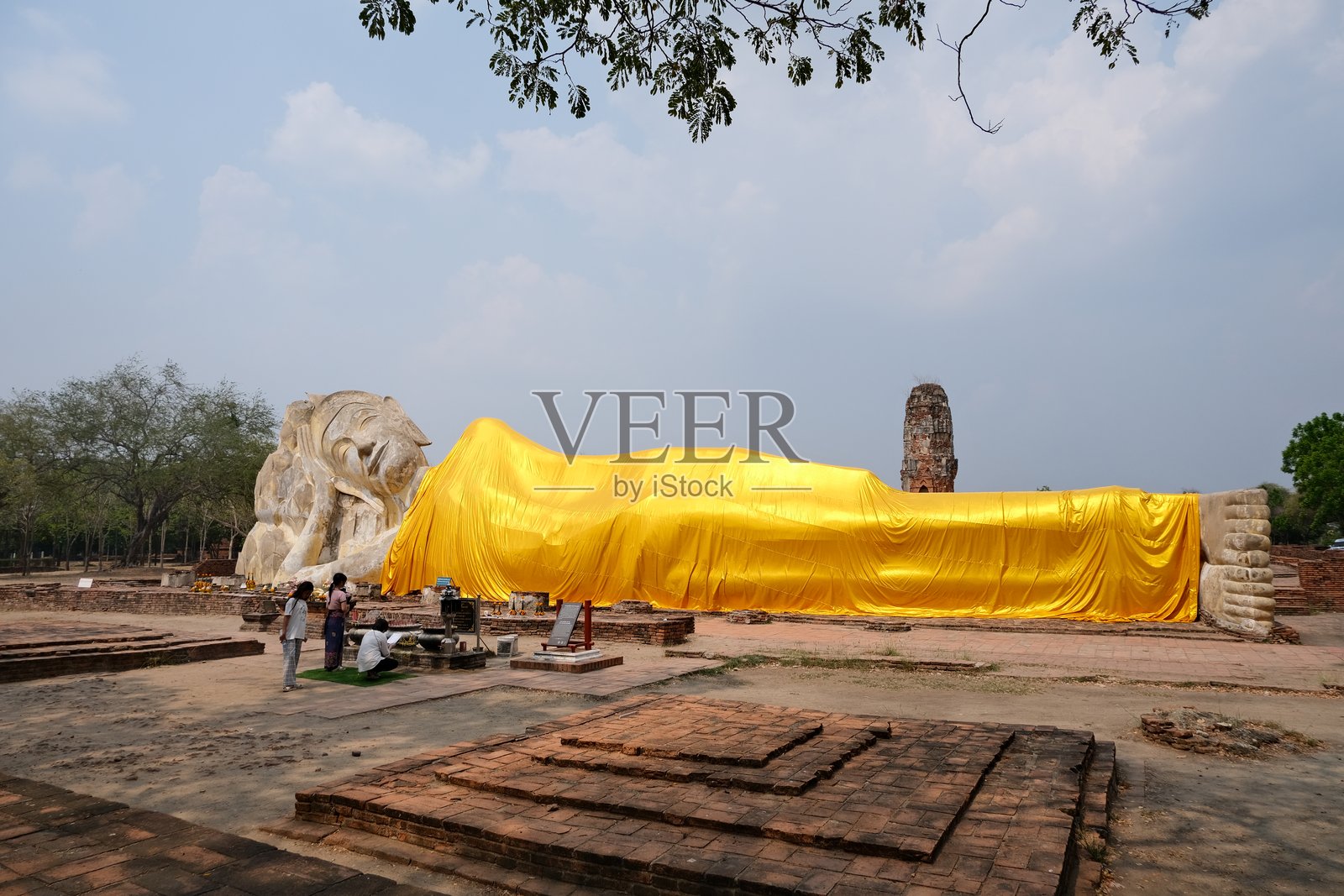 人们在泰国阿瑜陀耶卧佛寺前祈祷照片摄影图片