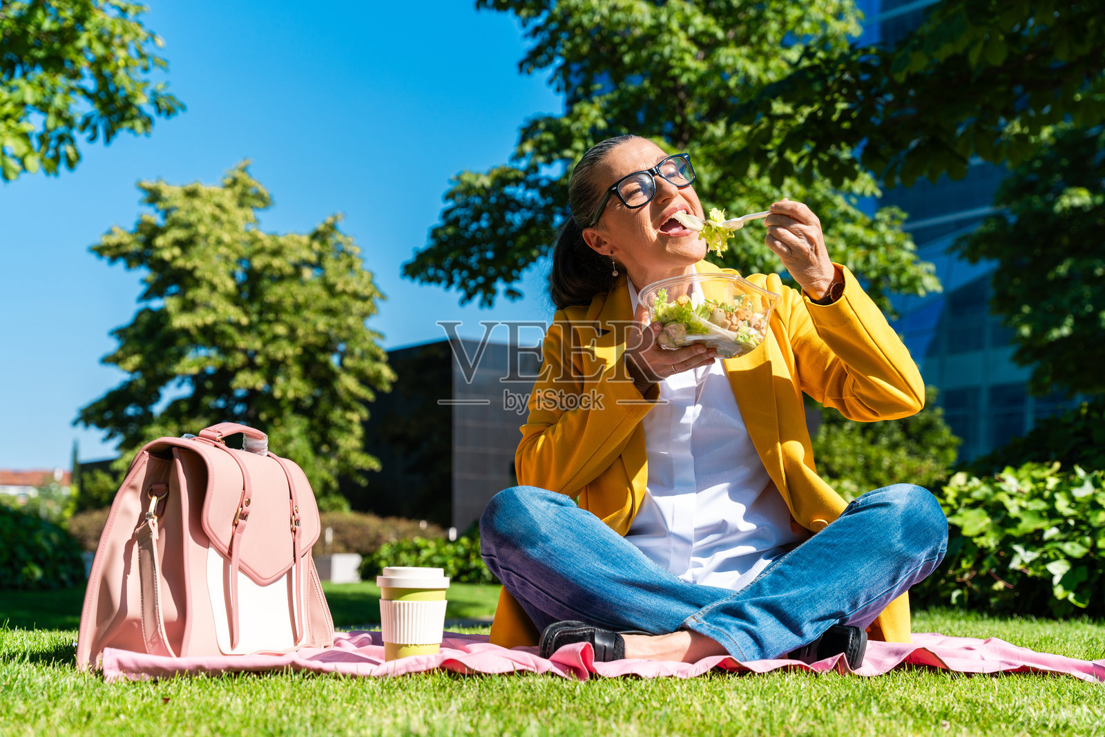 在城市里穿着商务休闲装的年长女商人照片摄影图片