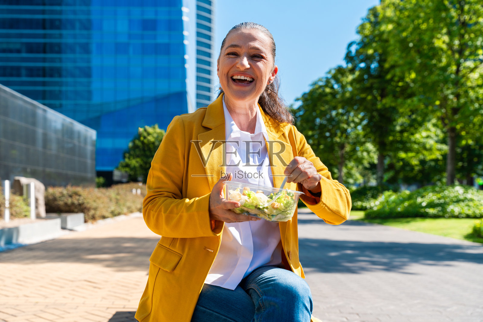 在城市里穿着商务休闲装的年长女商人照片摄影图片