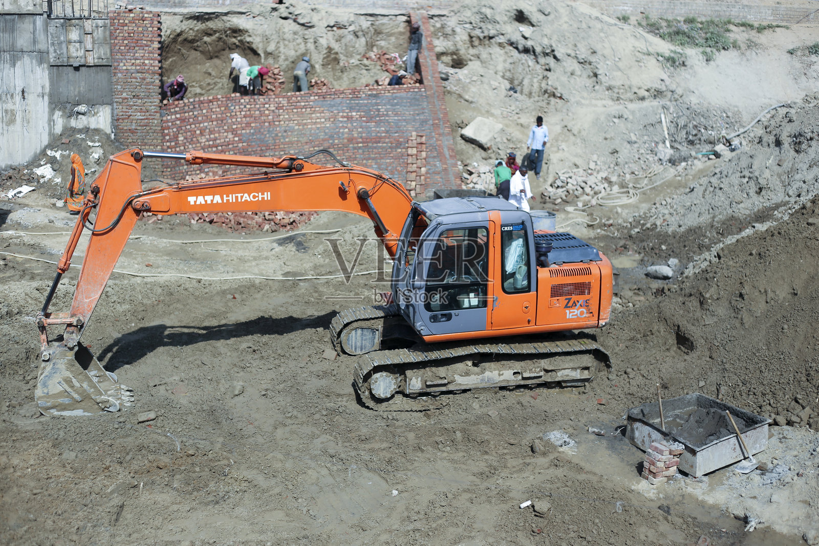 建筑工人和JCB起重机在建筑工地工作照片摄影图片