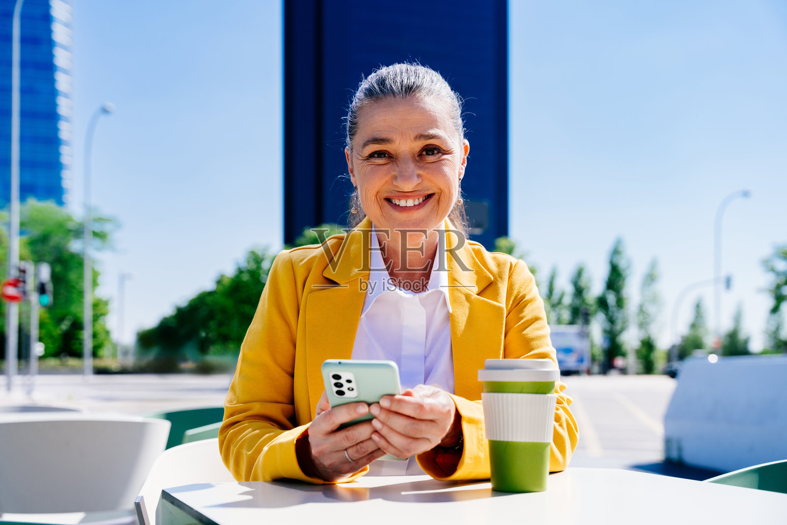 在城市里穿着商务休闲装的年长女商人照片摄影图片
