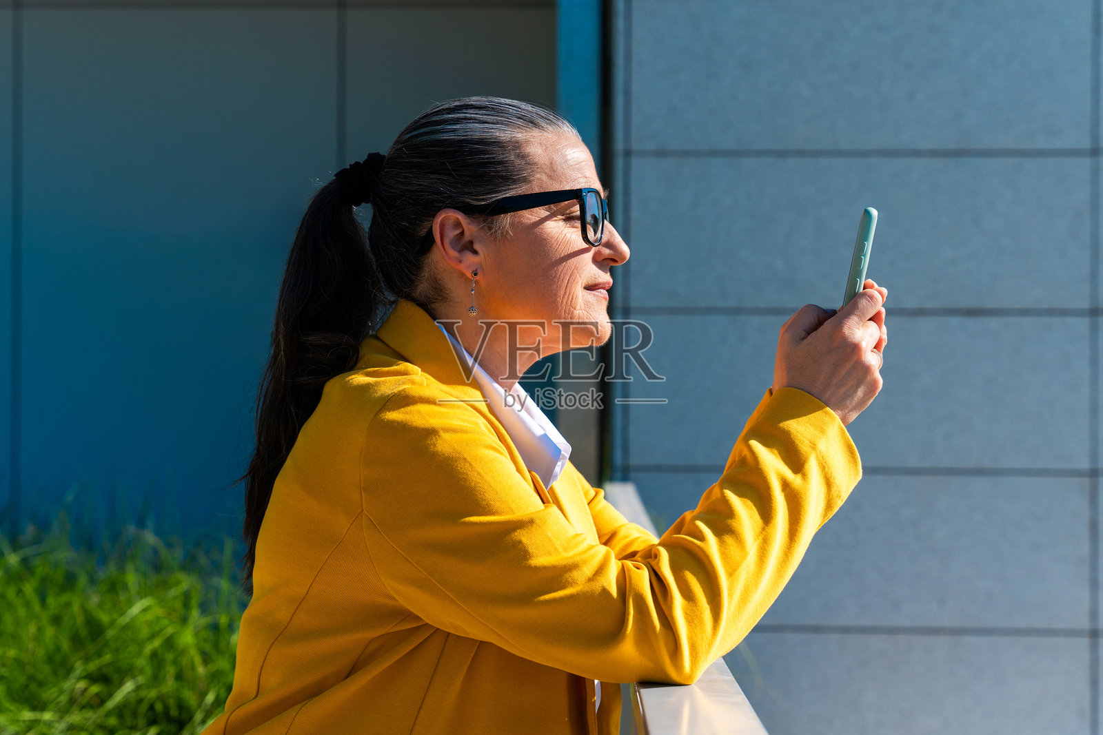 在城市里穿着商务休闲装的年长女商人照片摄影图片
