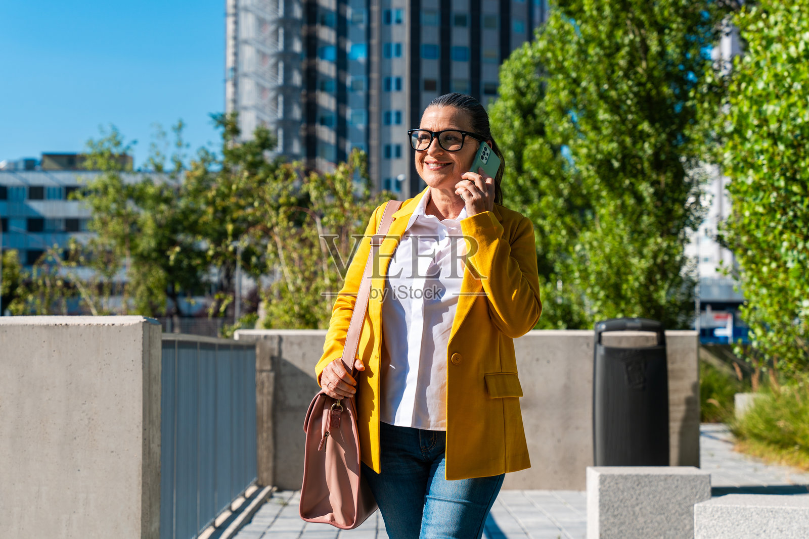 在城市里穿着商务休闲装的年长女商人照片摄影图片