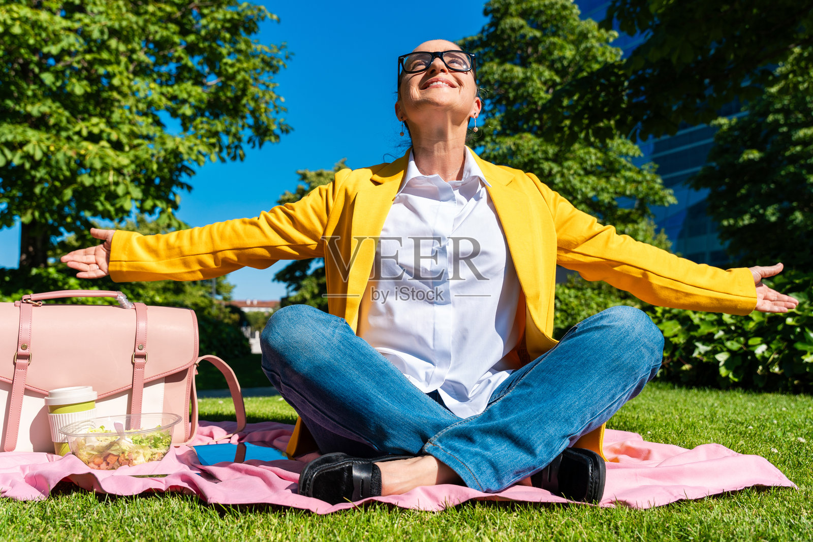 在城市里穿着商务休闲装的年长女商人照片摄影图片