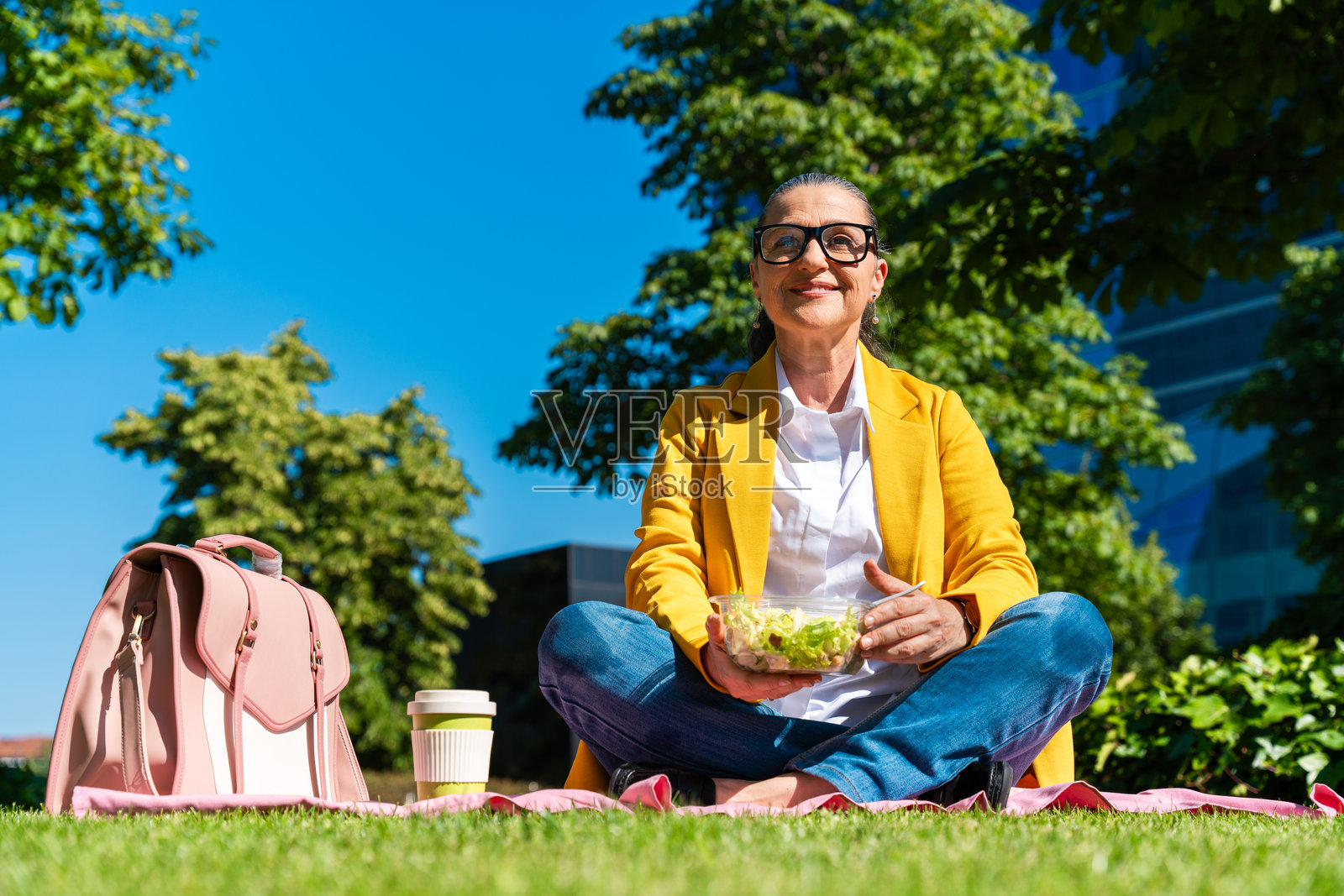 在城市里穿着商务休闲装的年长女商人照片摄影图片