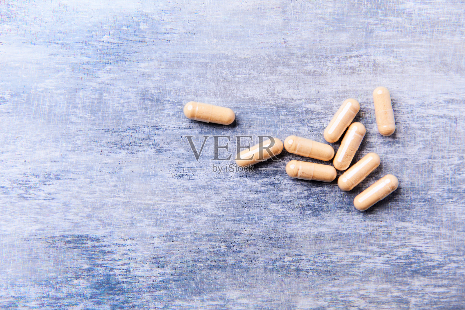 木制背景下的叶黄素胶囊膳食补充剂照片摄影图片