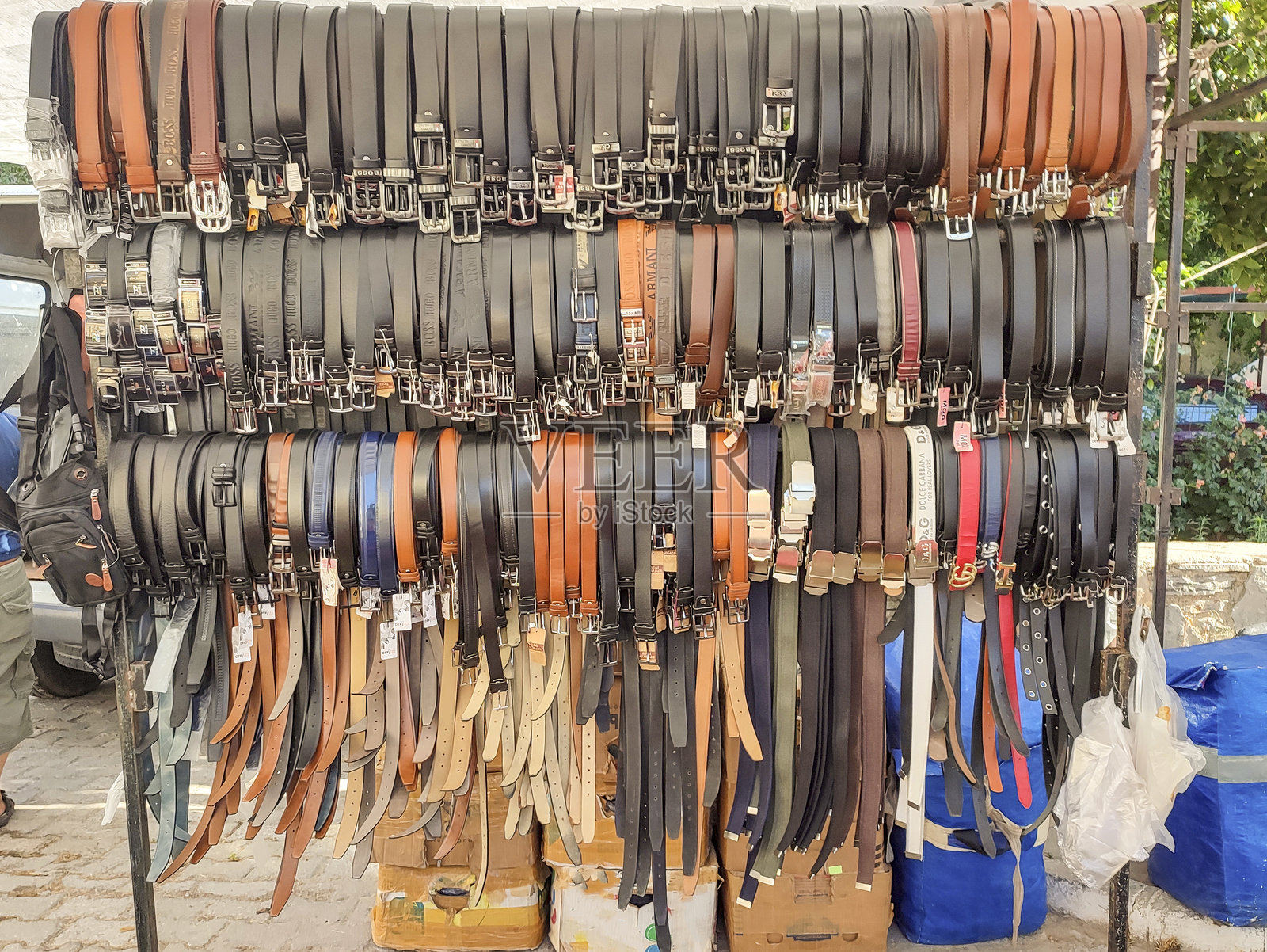 在土耳其博德鲁姆的米拉斯古鲁克露天市场出售各种皮带照片摄影图片